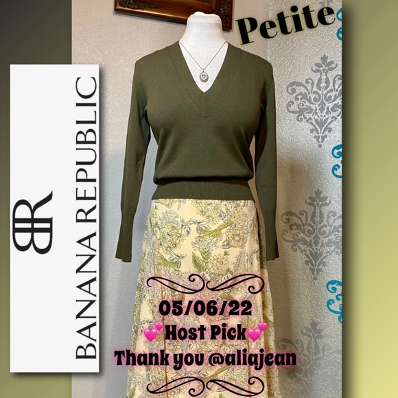 Banana Republic Sweaters - Banana Republic Silk Cashmere Cotton Olive Green LongSleeve Vneck Sweater
